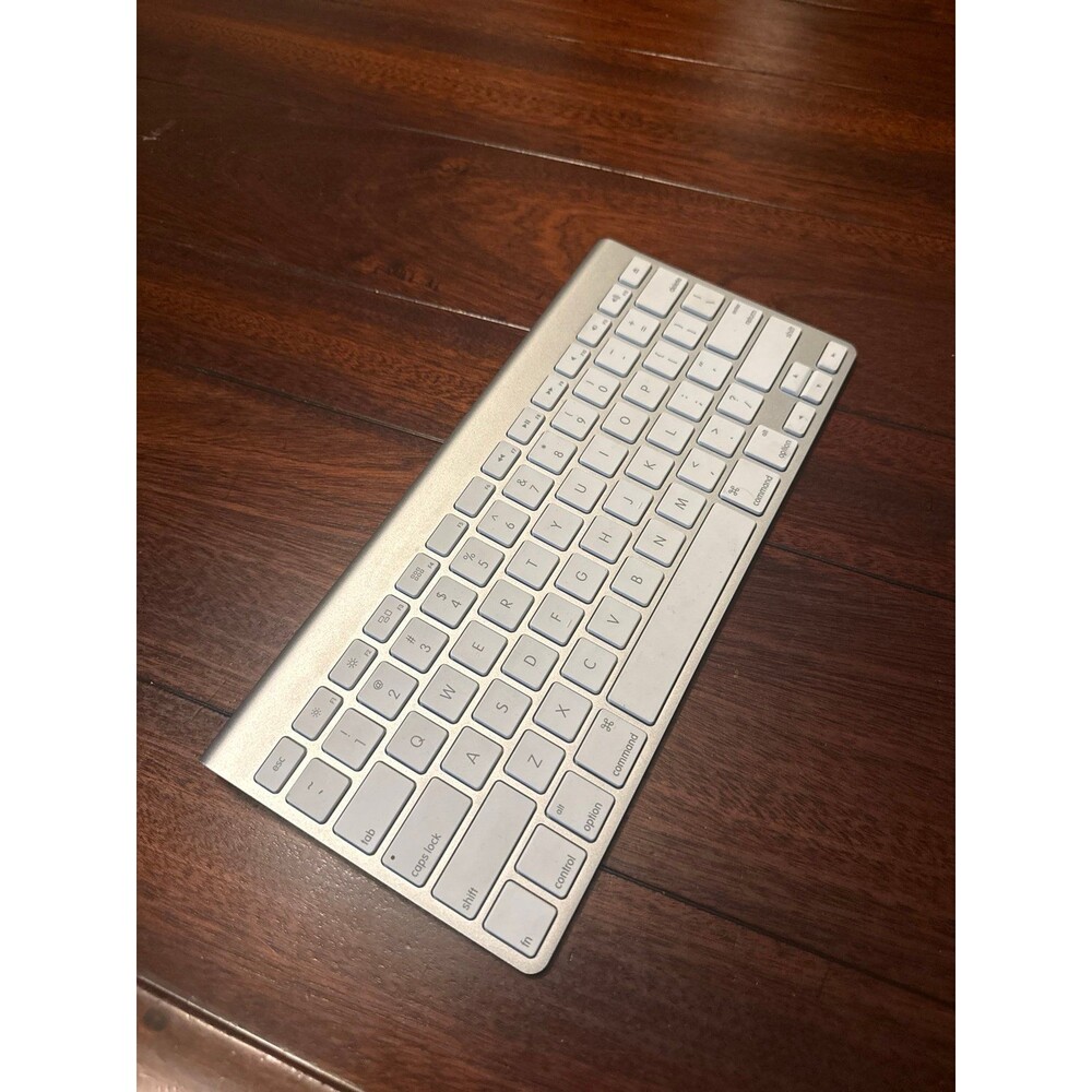 Apple Magic Keyboard A1644 Wireless Bluetooth Rechargeable White Silver